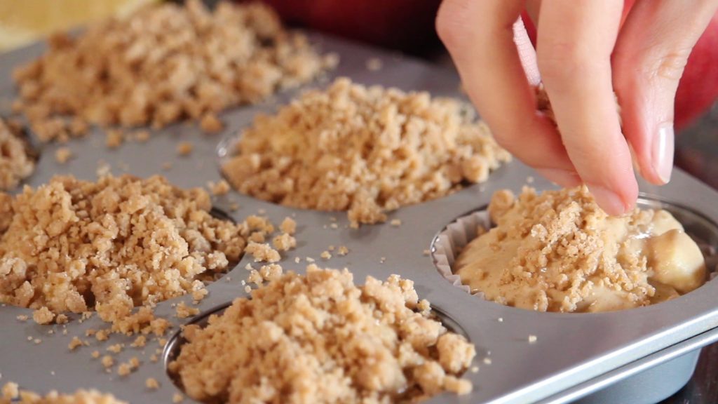 APPLE CRUMBLE MUFFIN