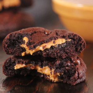 PEANUT BUTTER CHOCOLATE STUFFED COOKIES | How Tasty