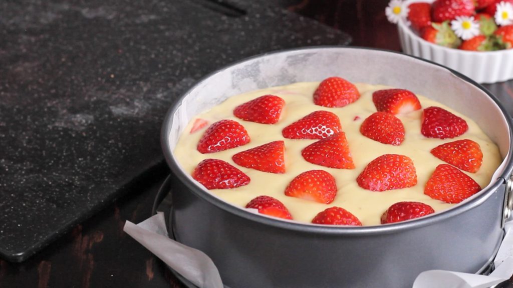 STRAWBERRY EASY CAKE