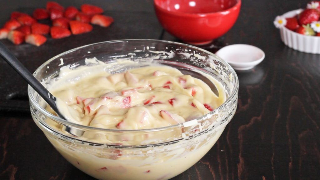 STRAWBERRY EASY CAKE